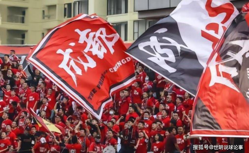 该组海报由麦伢为《昨日青空》绘制，以两组青春告别群像引发了观众们的集体共鸣